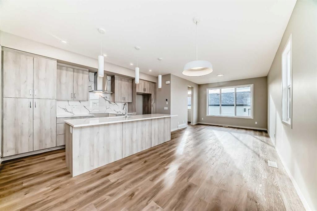 103 Sawgrass Gate Nw, Airdrie, AB - Indoor Photo Showing Kitchen With Upgraded Kitchen