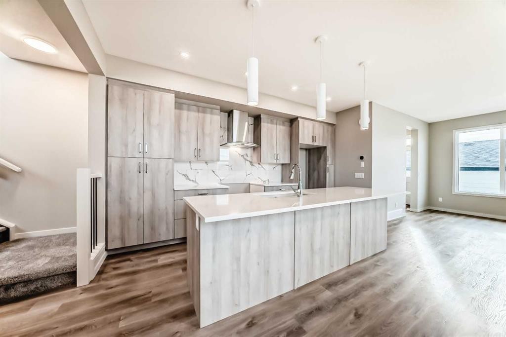 103 Sawgrass Gate Nw, Airdrie, AB - Indoor Photo Showing Kitchen With Upgraded Kitchen