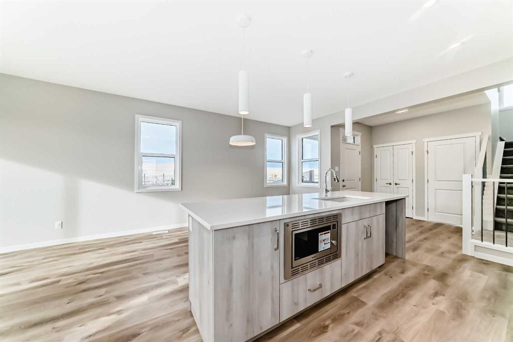103 Sawgrass Gate Nw, Airdrie, AB - Indoor Photo Showing Kitchen With Upgraded Kitchen