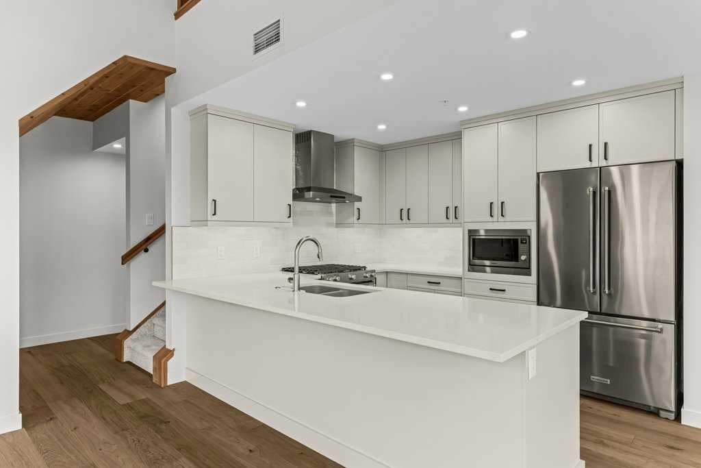 407-1505 Spring Creek Gate, Canmore, AB - Indoor Photo Showing Kitchen With Double Sink With Upgraded Kitchen