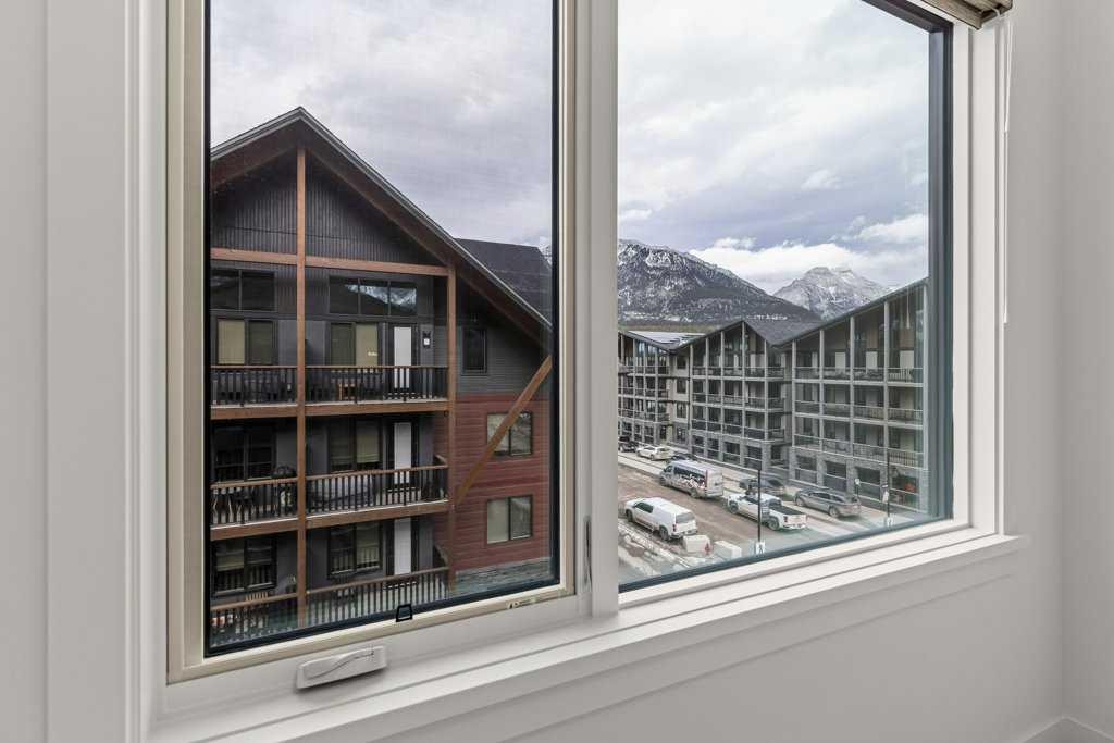 407-1505 Spring Creek Gate, Canmore, AB - Indoor Photo Showing Other Room