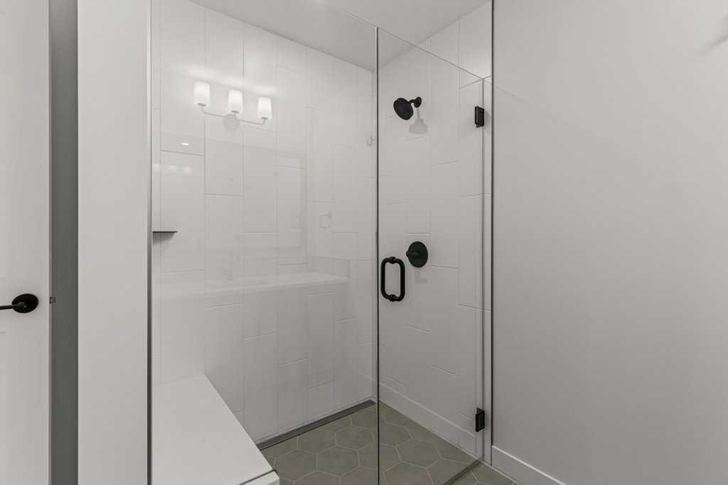 407-1505 Spring Creek Gate, Canmore, AB - Indoor Photo Showing Bathroom