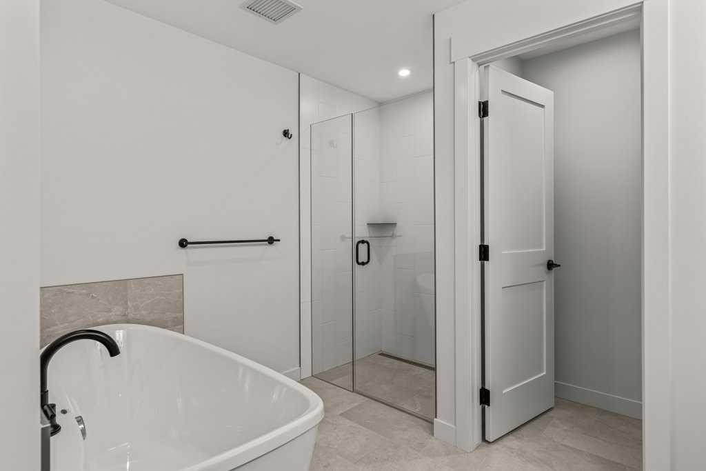 407-1505 Spring Creek Gate, Canmore, AB - Indoor Photo Showing Bathroom