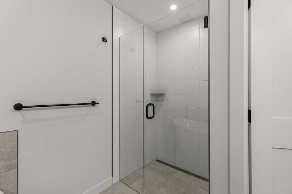 407-1505 Spring Creek Gate, Canmore, AB - Indoor Photo Showing Bathroom