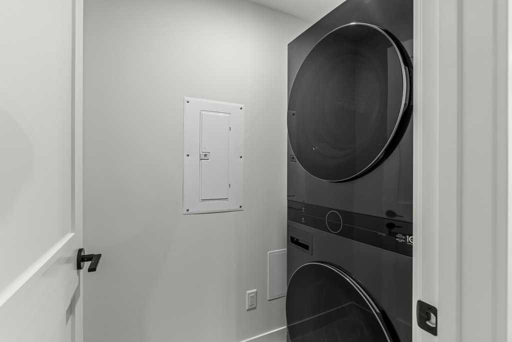 407-1505 Spring Creek Gate, Canmore, AB - Indoor Photo Showing Laundry Room
