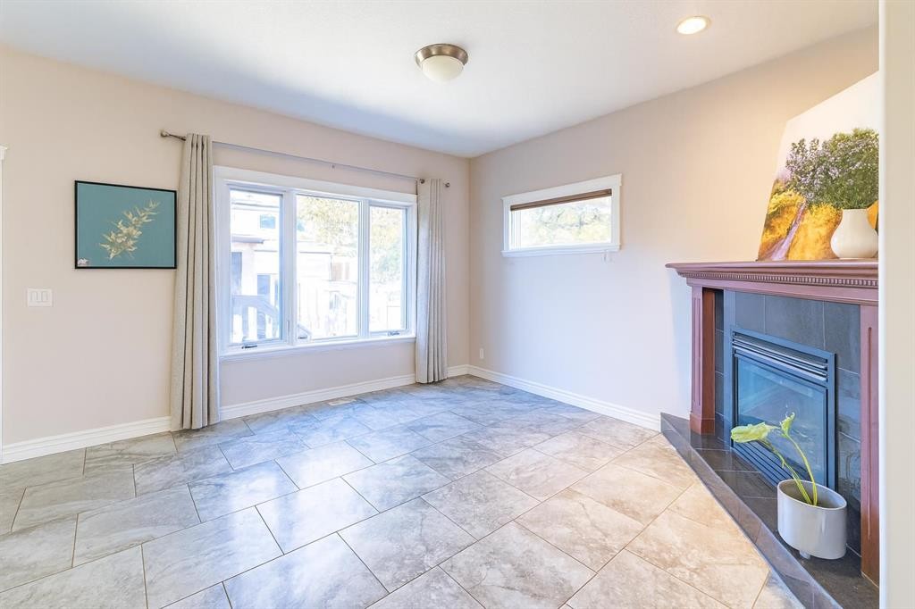 1421 40 Street Sw, Calgary, AB - Indoor With Fireplace