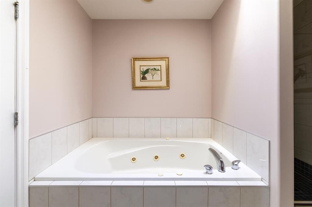 1421 40 Street Sw, Calgary, AB - Indoor Photo Showing Bathroom