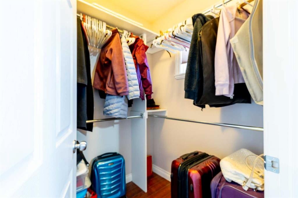 1421 40 Street Sw, Calgary, AB - Indoor With Storage