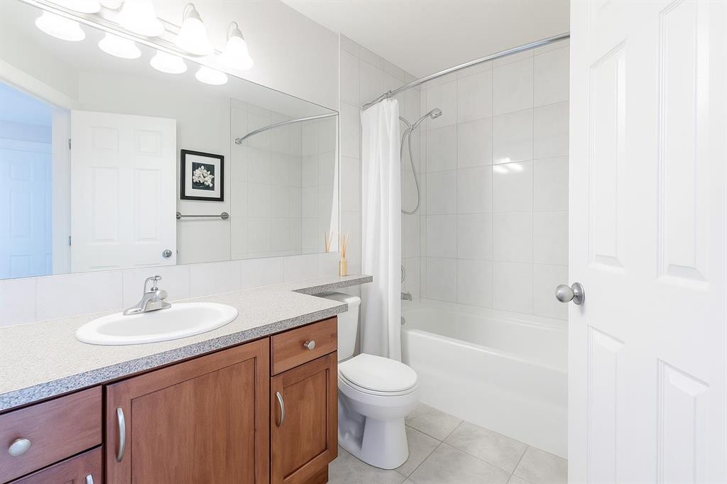 1421 40 Street Sw, Calgary, AB - Indoor Photo Showing Bathroom