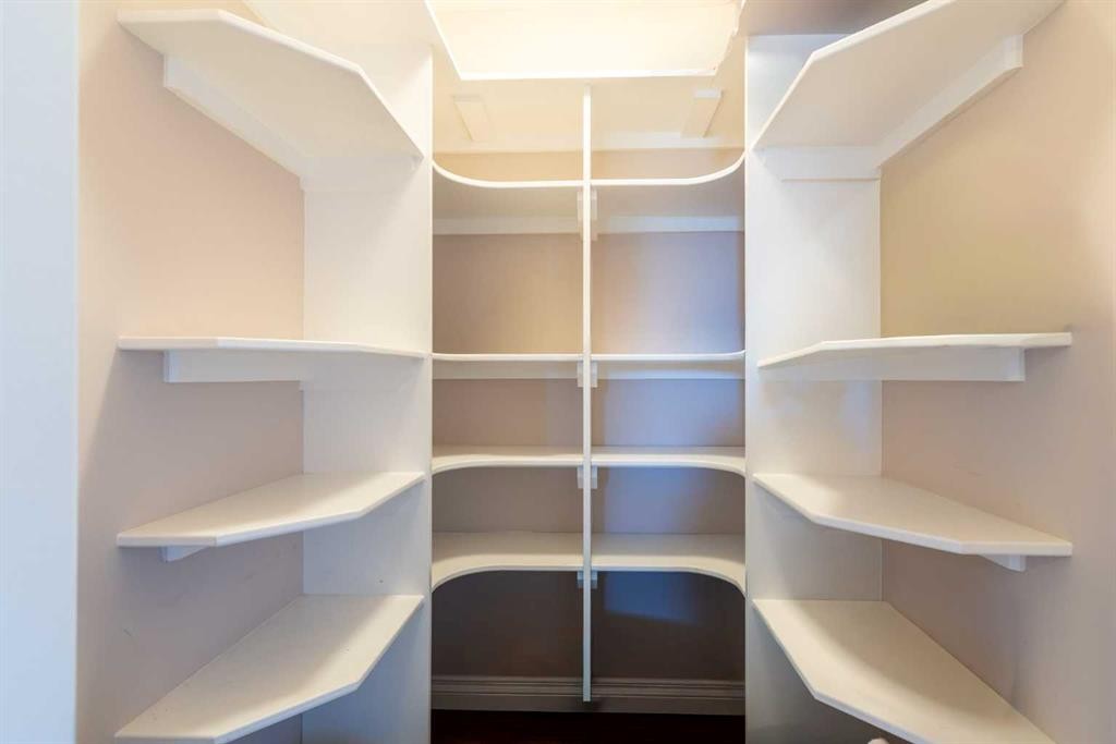 1421 40 Street Sw, Calgary, AB - Indoor With Storage