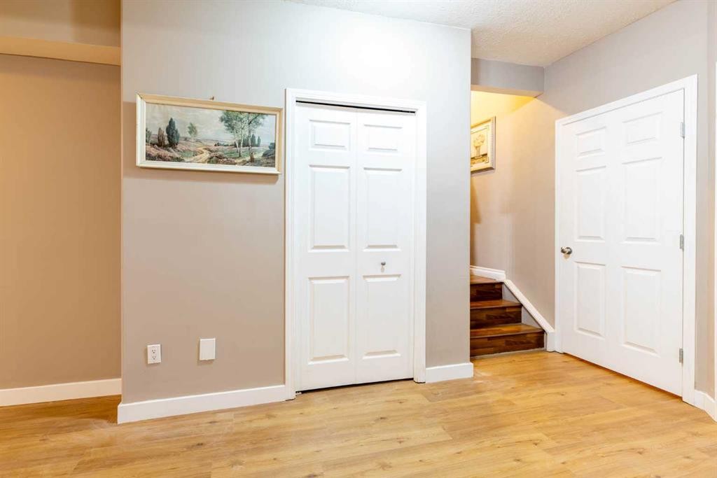 1421 40 Street Sw, Calgary, AB - Indoor Photo Showing Other Room
