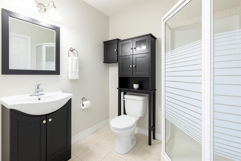 1421 40 Street Sw, Calgary, AB - Indoor Photo Showing Bathroom