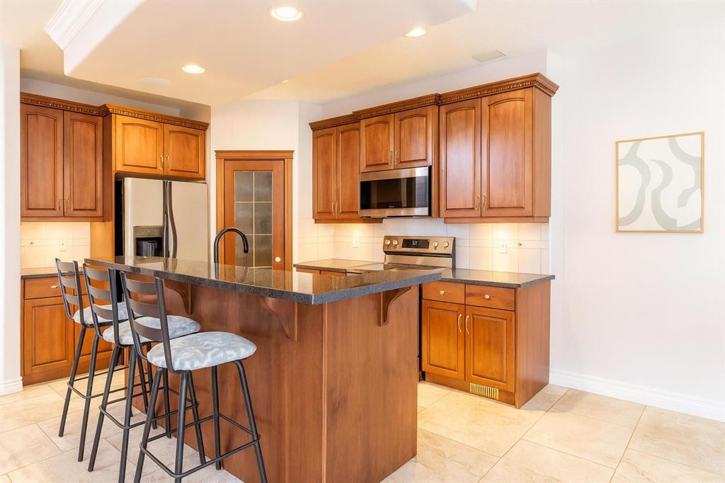 1421 40 Street Sw, Calgary, AB - Indoor Photo Showing Kitchen