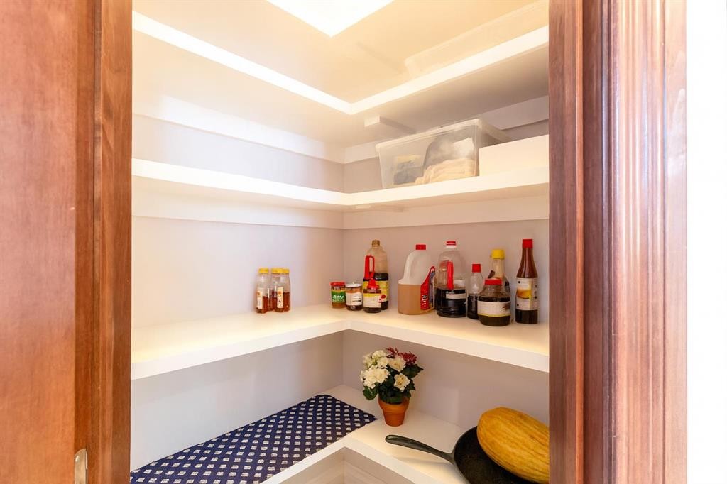 1421 40 Street Sw, Calgary, AB - Indoor Photo Showing Other Room