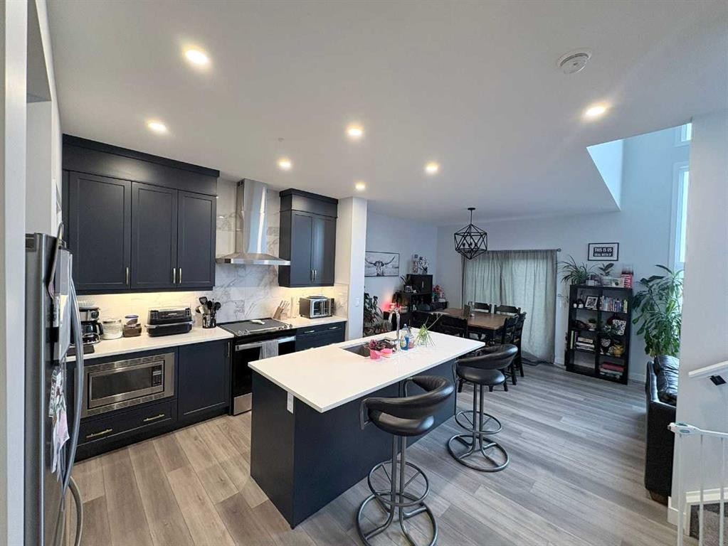 229 Edith Road Nw, Calgary, AB - Indoor Photo Showing Kitchen With Upgraded Kitchen