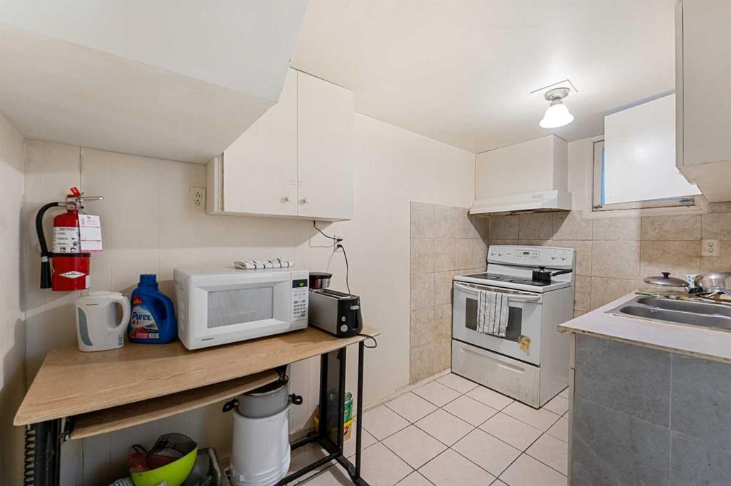 216 15 Avenue Nw, Calgary, AB - Indoor Photo Showing Kitchen With Double Sink