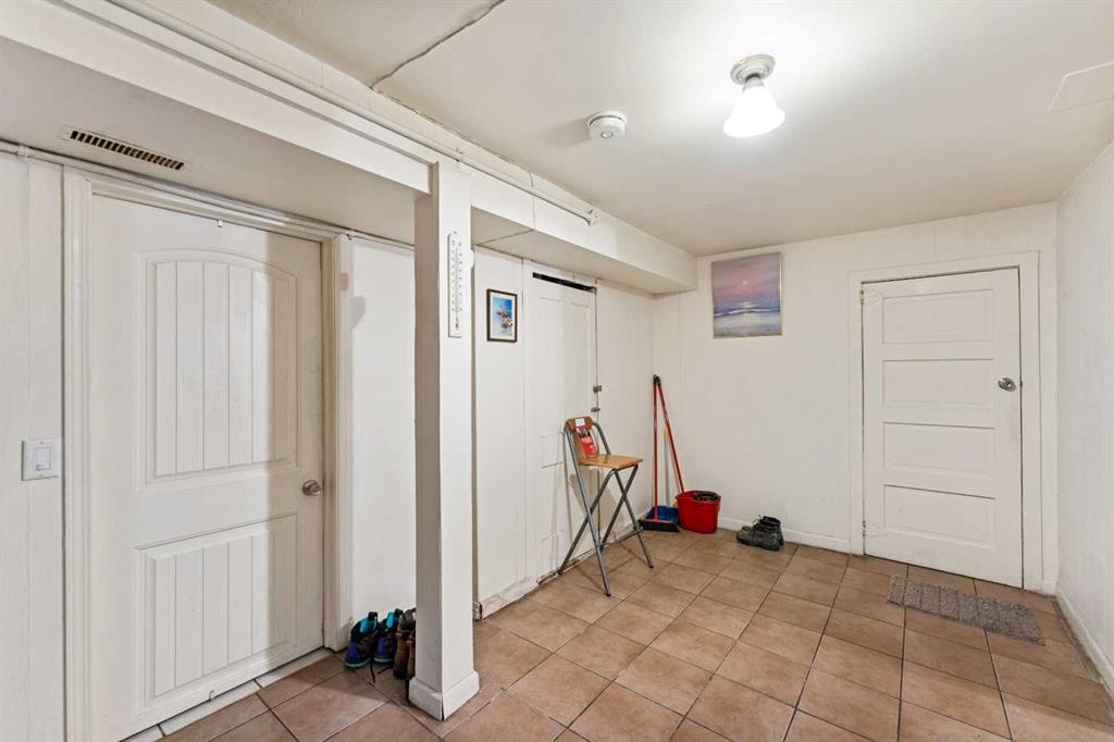 216 15 Avenue Nw, Calgary, AB - Indoor Photo Showing Other Room
