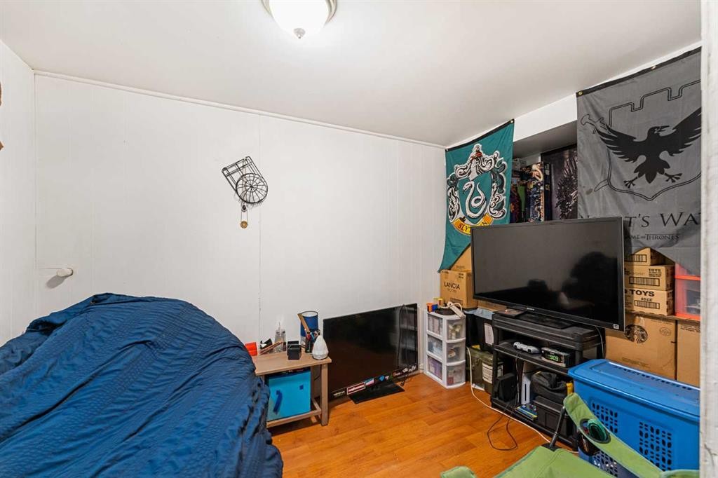 216 15 Avenue Nw, Calgary, AB - Indoor Photo Showing Bedroom