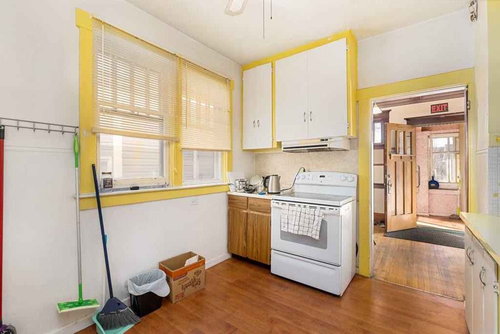 216 15 Avenue Nw, Calgary, AB - Indoor Photo Showing Kitchen