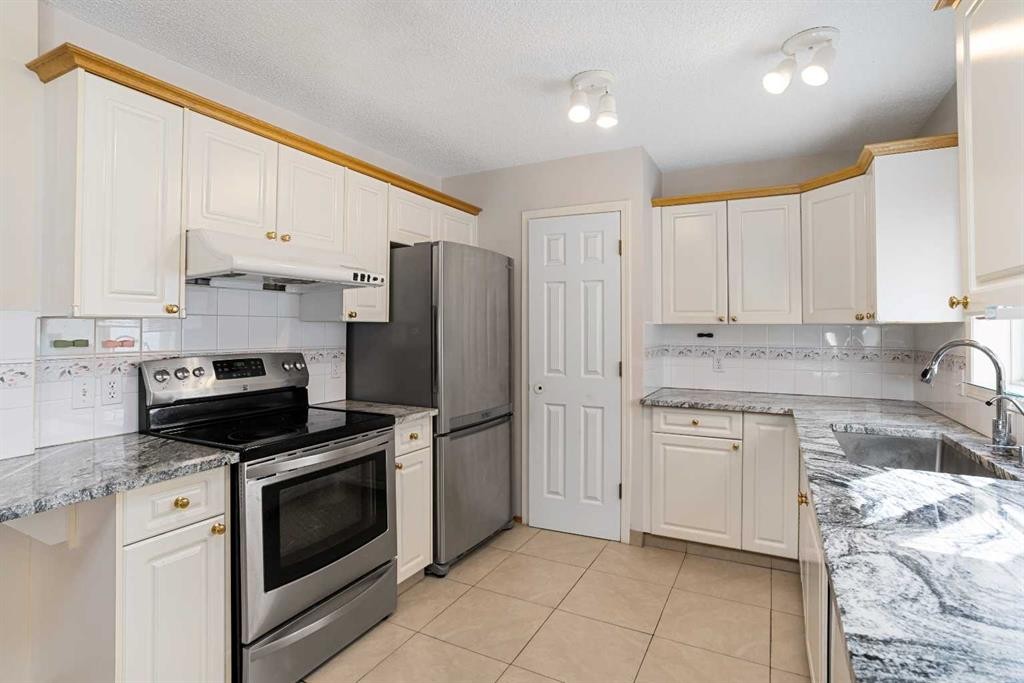 218 15 Avenue Nw, Calgary, AB - Indoor Photo Showing Kitchen