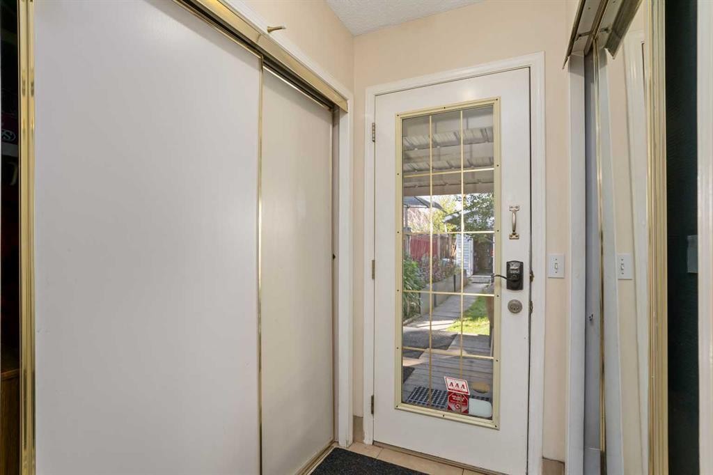 218 15 Avenue Nw, Calgary, AB - Indoor Photo Showing Other Room