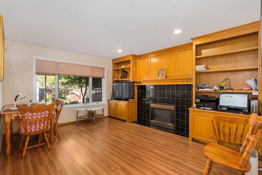 218 15 Avenue Nw, Calgary, AB - Indoor With Fireplace