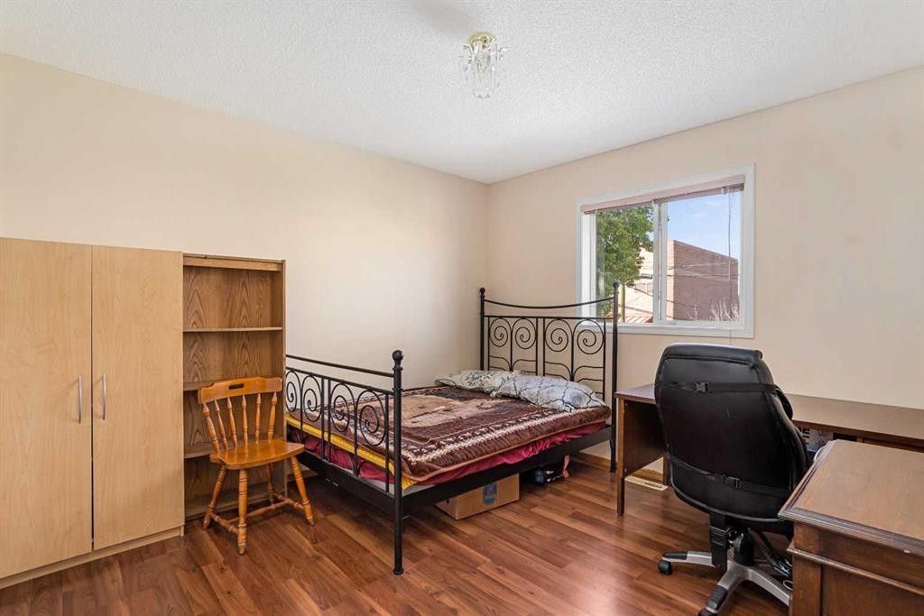 218 15 Avenue Nw, Calgary, AB - Indoor Photo Showing Bedroom