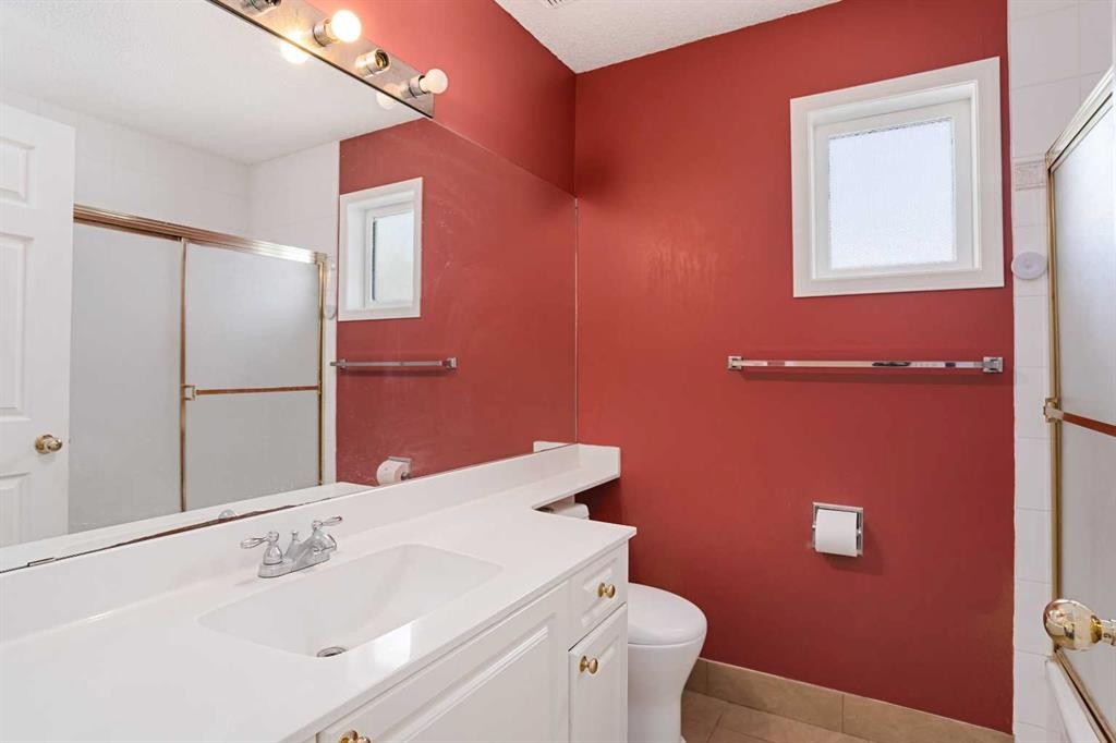 218 15 Avenue Nw, Calgary, AB - Indoor Photo Showing Bathroom
