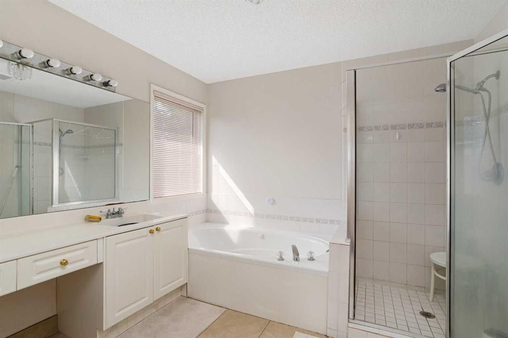 218 15 Avenue Nw, Calgary, AB - Indoor Photo Showing Bathroom