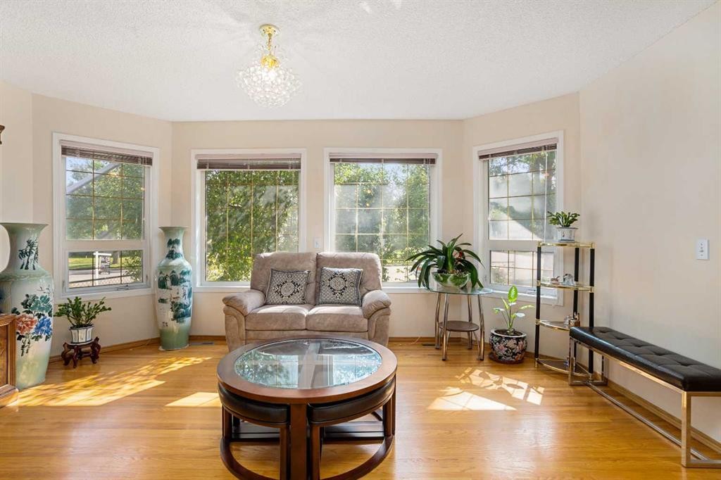 218 15 Avenue Nw, Calgary, AB - Indoor Photo Showing Living Room
