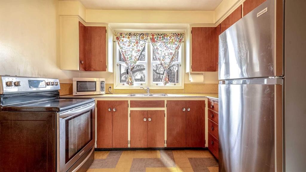 10 Marlowe Place Ne, Calgary, AB - Indoor Photo Showing Kitchen