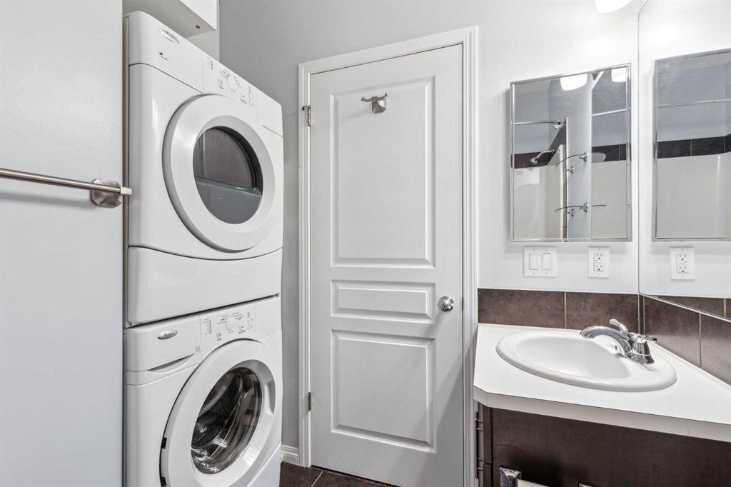 1006 Auburn Bay Square Se, Calgary, AB - Indoor Photo Showing Laundry Room
