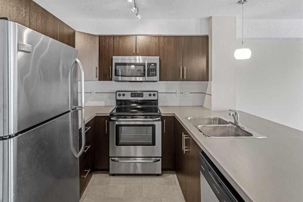 304-2300 Evanston Square Nw, Calgary, AB - Indoor Photo Showing Kitchen With Double Sink With Upgraded Kitchen