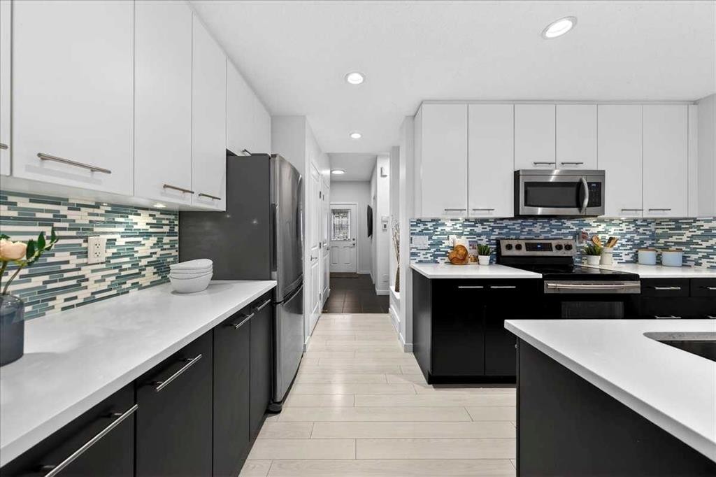 43 Chaparral Valley Common Se, Calgary, AB - Indoor Photo Showing Kitchen With Upgraded Kitchen