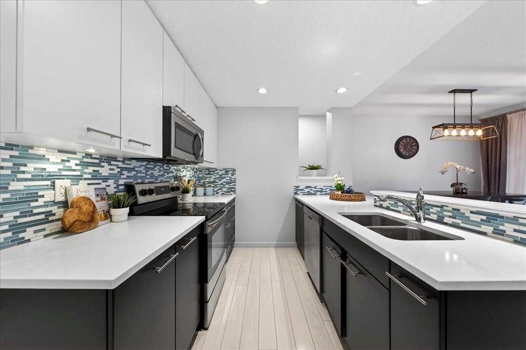 43 Chaparral Valley Common Se, Calgary, AB - Indoor Photo Showing Kitchen With Double Sink With Upgraded Kitchen