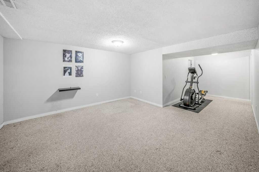 2140 146 Avenue Se, Calgary, AB - Indoor Photo Showing Other Room