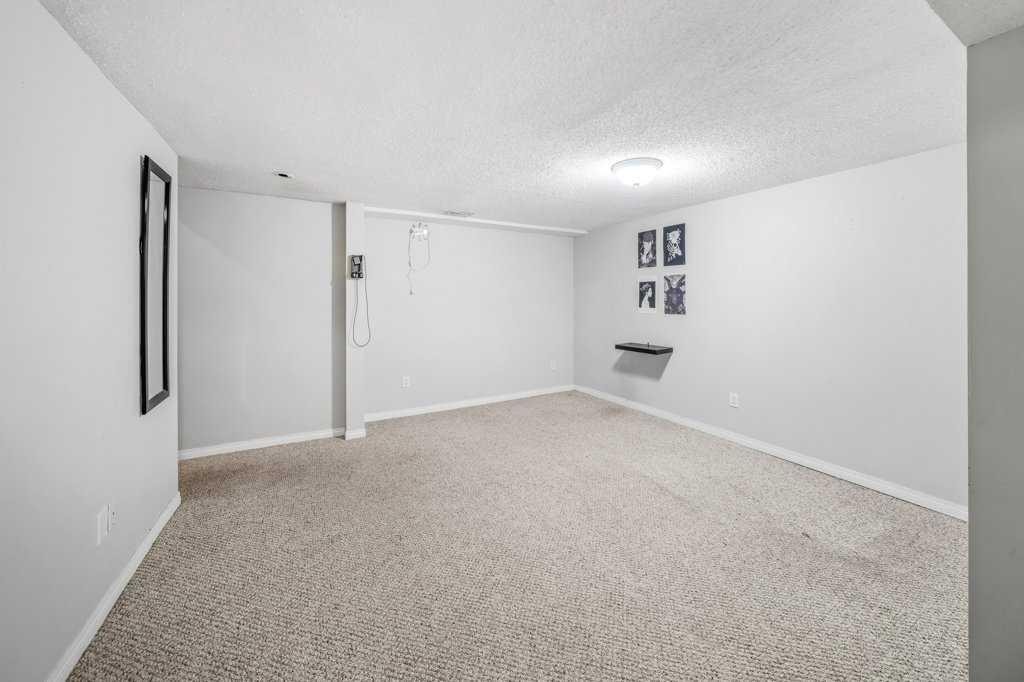 2140 146 Avenue Se, Calgary, AB - Indoor Photo Showing Other Room