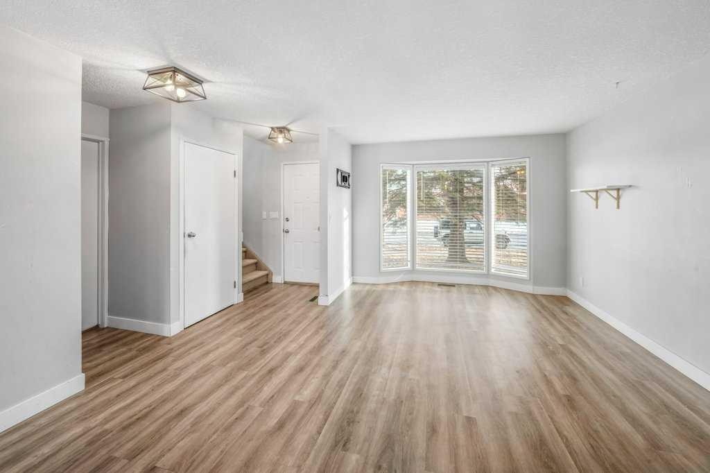 2140 146 Avenue Se, Calgary, AB - Indoor Photo Showing Other Room