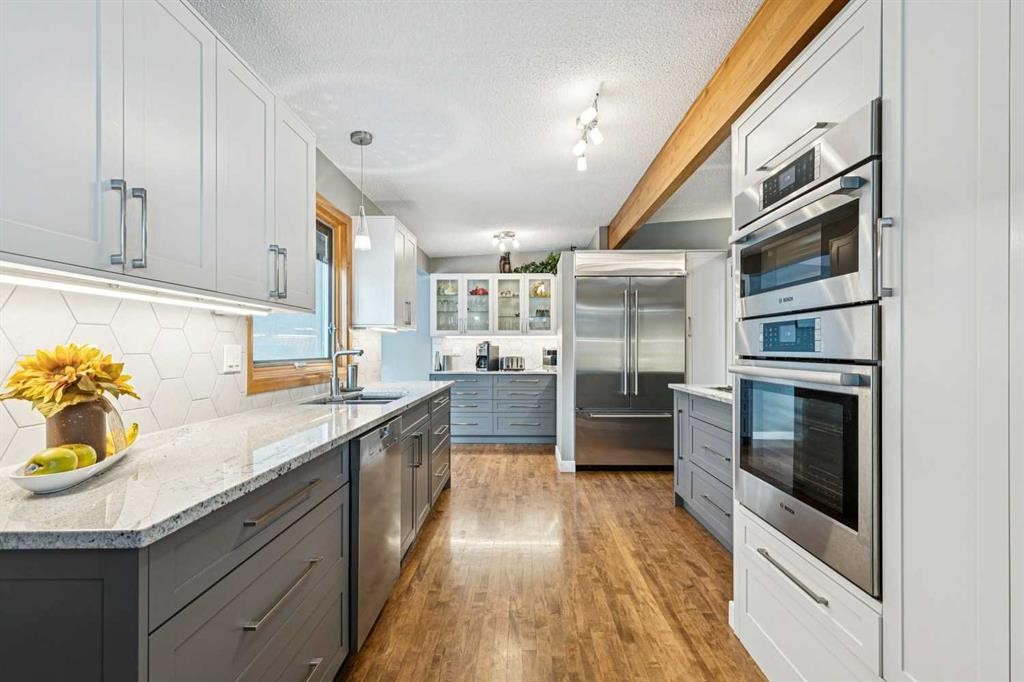 8 Vardana Place Nw, Calgary, AB - Indoor Photo Showing Kitchen With Upgraded Kitchen