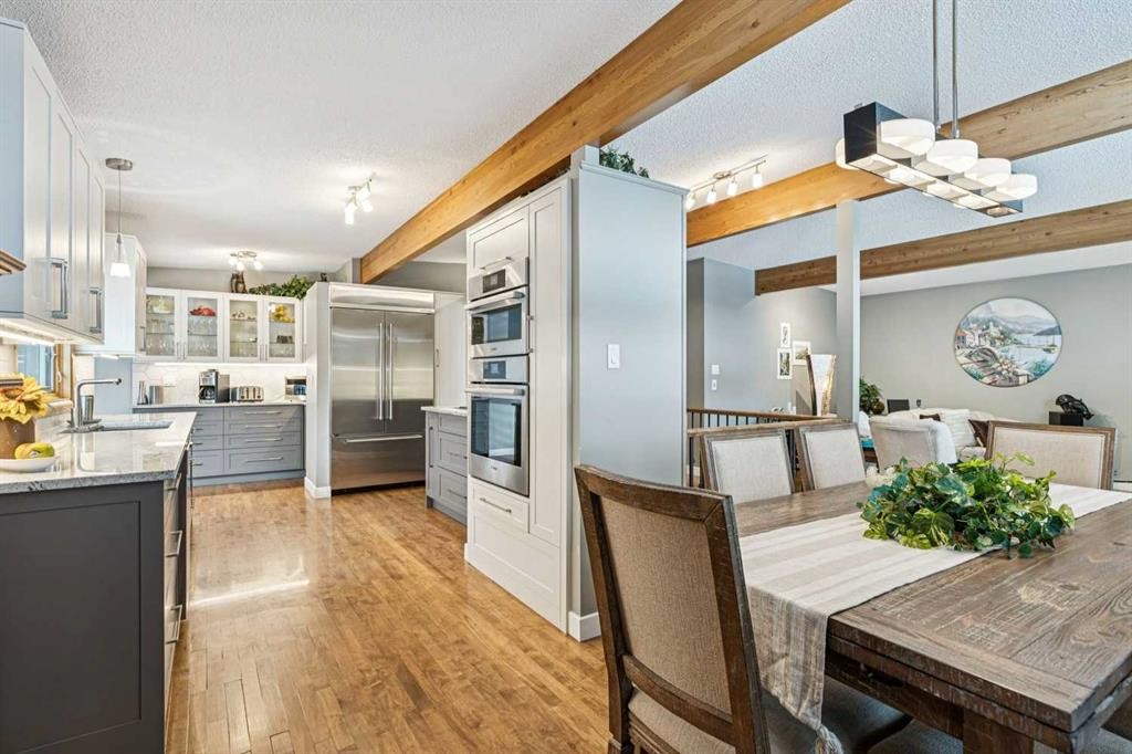 8 Vardana Place Nw, Calgary, AB - Indoor