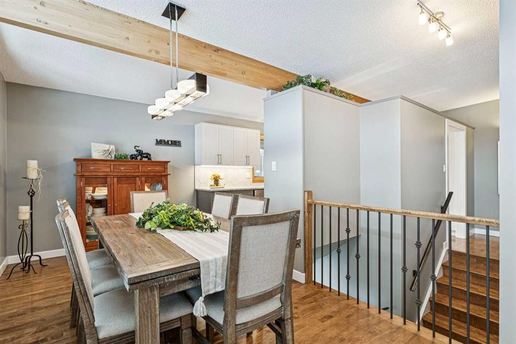 8 Vardana Place Nw, Calgary, AB - Indoor Photo Showing Dining Room