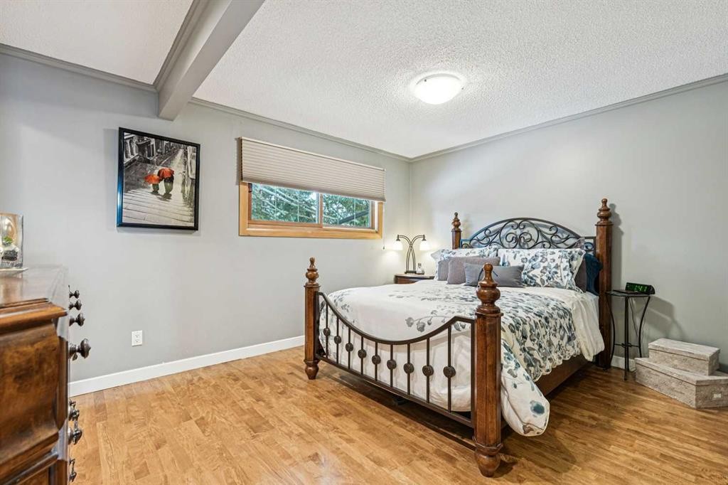 8 Vardana Place Nw, Calgary, AB - Indoor Photo Showing Bedroom