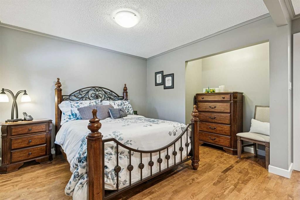 8 Vardana Place Nw, Calgary, AB - Indoor Photo Showing Bedroom
