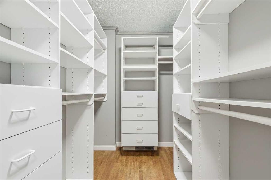 8 Vardana Place Nw, Calgary, AB - Indoor With Storage