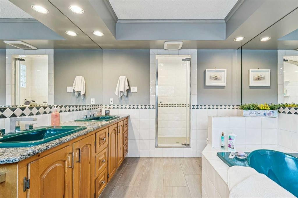 8 Vardana Place Nw, Calgary, AB - Indoor Photo Showing Bathroom