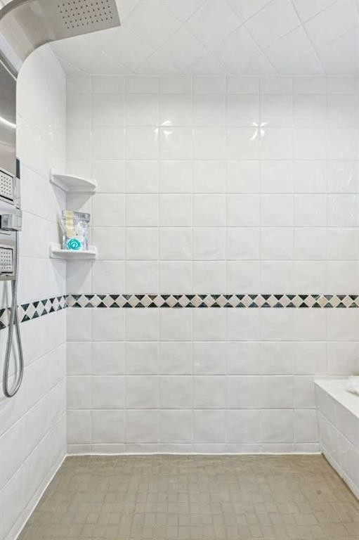 8 Vardana Place Nw, Calgary, AB - Indoor Photo Showing Bathroom