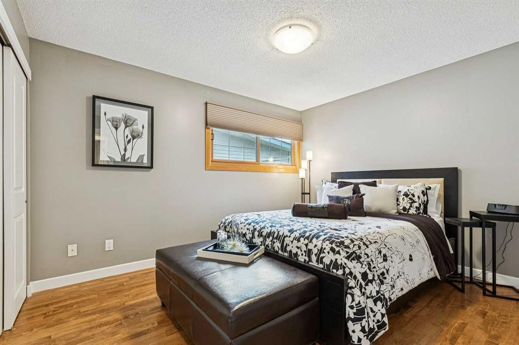 8 Vardana Place Nw, Calgary, AB - Indoor Photo Showing Bedroom