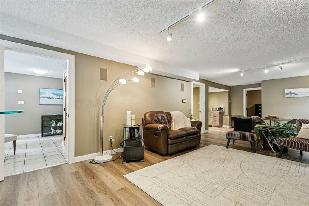 8 Vardana Place Nw, Calgary, AB - Indoor