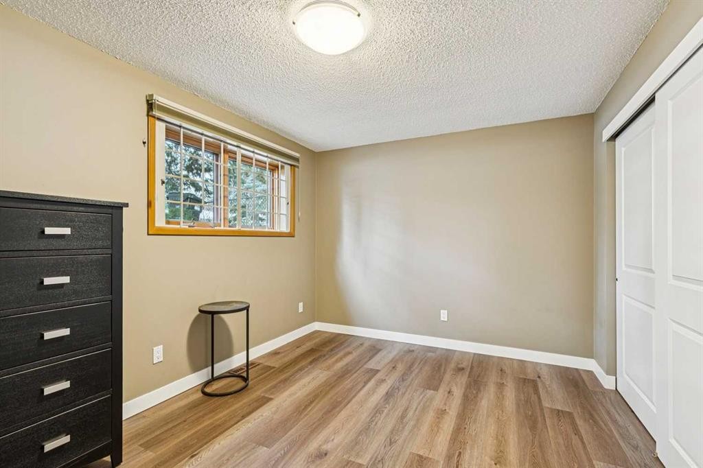 8 Vardana Place Nw, Calgary, AB - Indoor Photo Showing Other Room
