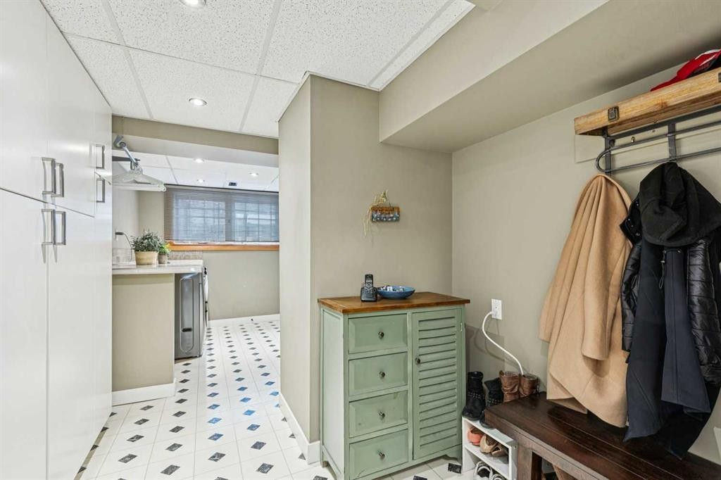 8 Vardana Place Nw, Calgary, AB - Indoor